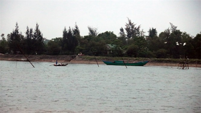 Lật thuyền trên sông Thạch Hãn, 2 em nhỏ chết đuối thương tâm 