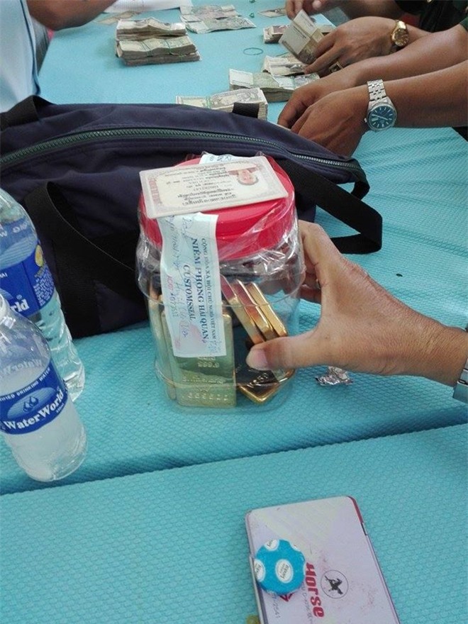 Người phụ nữ quấn 8kg vàng quanh người qua biên giới