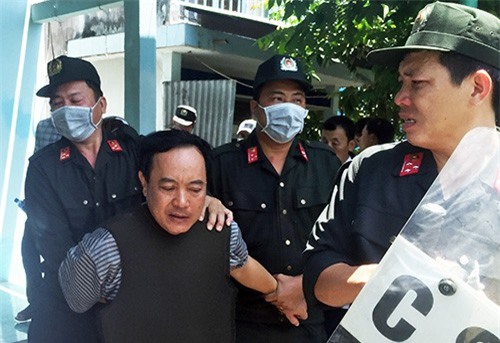 Yêu cầu giám định tâm thần nghi can đâm gục trưởng phòng tư pháp