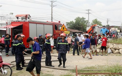 Công ty nhựa cháy giữa trưa, hàng trăm người dân hoảng sợ