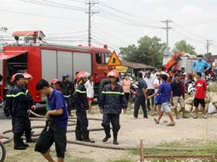 Công ty nhựa cháy giữa trưa, hàng trăm người dân hoảng sợ