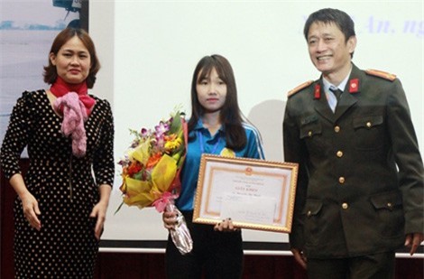 Hai cô gái sinh viên dũng cảm dùng xe máy đuổi bắt cướp