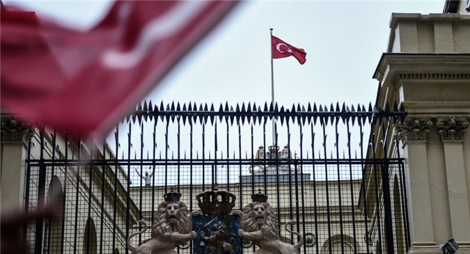 Người biểu tình treo cờ Thổ Nhĩ Kỳ tại Lãnh sự quán Hà Lan