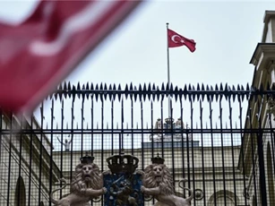 Người biểu tình treo cờ Thổ Nhĩ Kỳ tại Lãnh sự quán Hà Lan