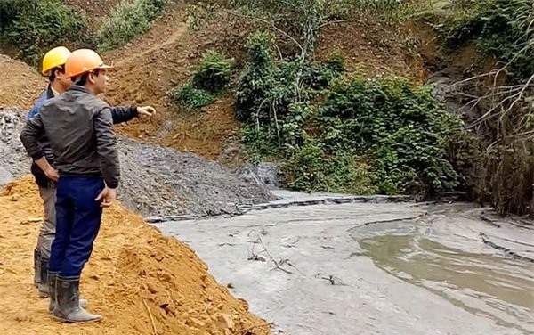 Vỡ đập chứa bùn thải thiếc, cá chết hàng loạt ở Nghệ An