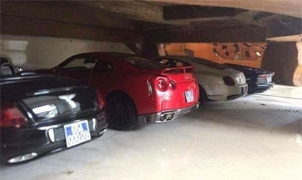 Xác định người đăng ảnh siêu xe đồ chơi gắn biển xanh