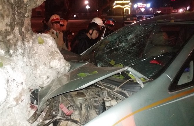 Xế hộp mất lái lao vào gốc cây, 4 người nhập viện