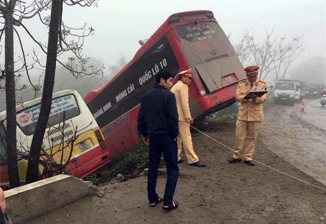 Xuống kiểm tra xe gặp nạn, chủ ôtô khách bị xe buýt cán tử vong