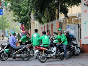 Bắt 3 đối tượng đâm gục tài xế Grabbike trên phố ở Sài Gòn