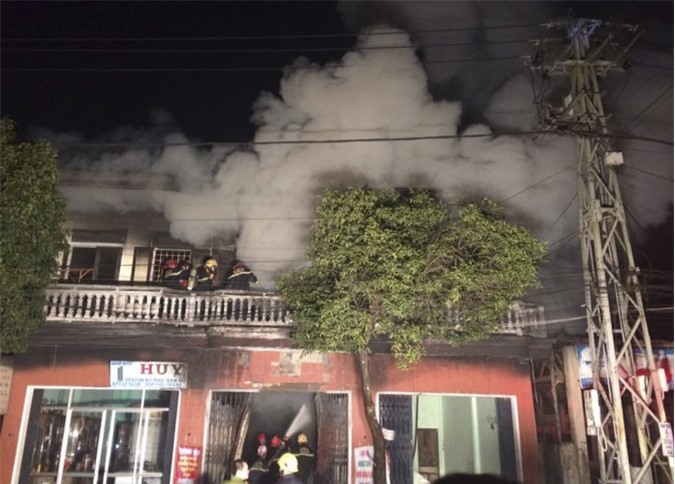 Cháy nhà trong đêm, 3 người thoát chết vì được cảnh báo 