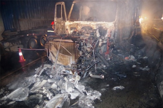 Container bốc cháy dữ dội, ước tính thiệt hại hơn 1 tỷ đồng