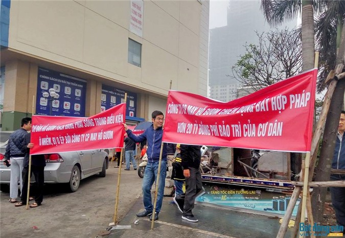 Hà Nội: Cư dân Hồ Gươm Plaza căng băng rôn đòi nợ 20 tỷ tiền phí bảo trì