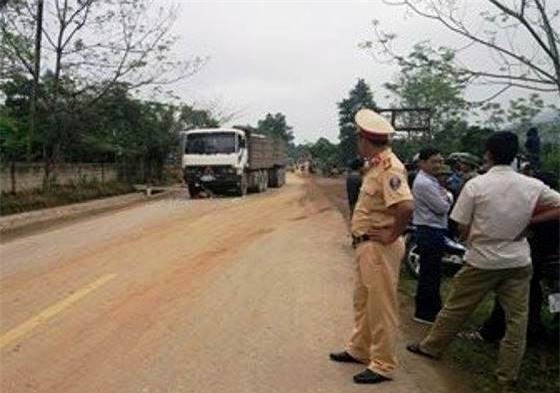 Hà Tĩnh: Thai phụ cùng con nhỏ tử vong dưới bánh xe đầu kéo