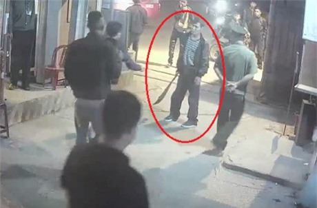 Phụ xe nghiện ngập vác dao "đại náo" bến xe Vinh