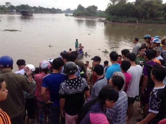Tìm thấy thi thể 2 học sinh chết đuối trên kênh trước trường