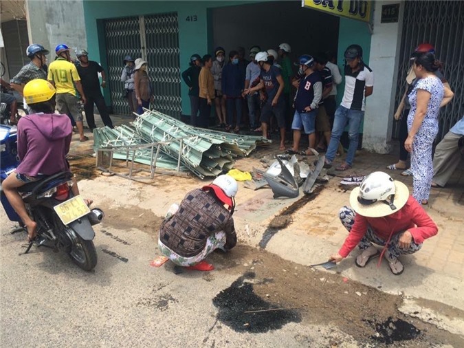 Lùi xe bất cẩn, nhân viên rửa xe tông 2 người bị thương