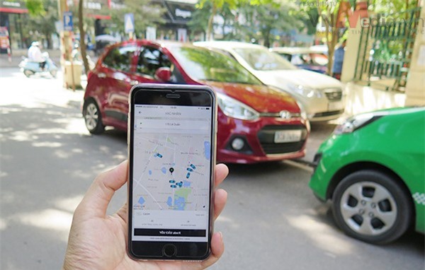 Taxi truyền thống xin nộp thuế như Uber, Grab là không có cơ sở
