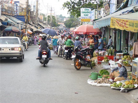 TP.HCM: Không 'đẩy, đuổi' người bán hàng rong khi xử lý vỉa hè