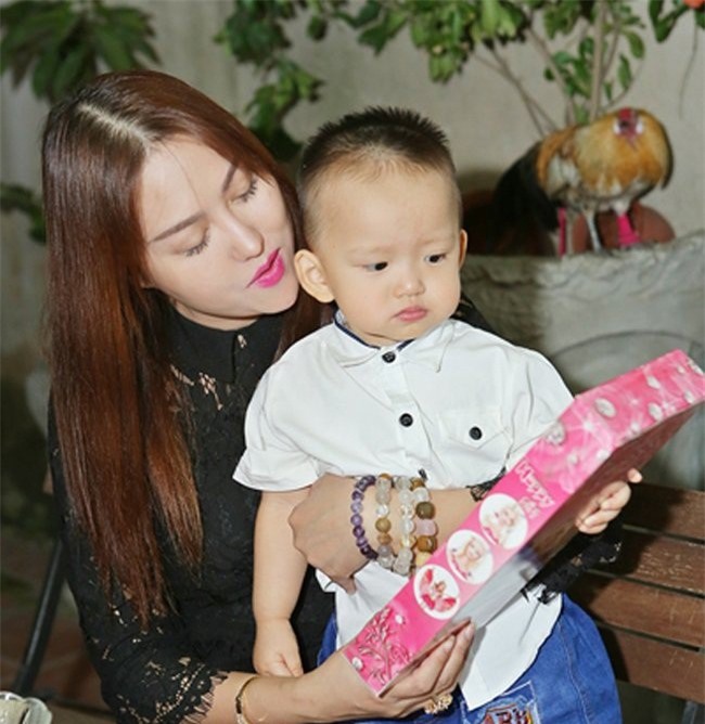 Phi Thanh Vân ôm con chờ ly hôn, Bảo Duy ở đâu?