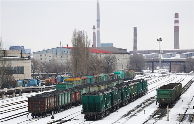 Tình hình xấu đi, Ukraine ngừng dịch vụ vận tải với Donbass