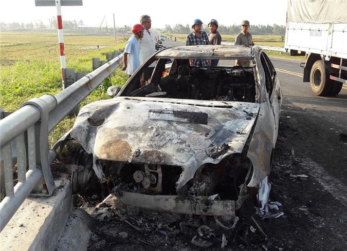Xế hộp cháy rụi trên đường, tài xế hoảng loạn chạy thoát thân