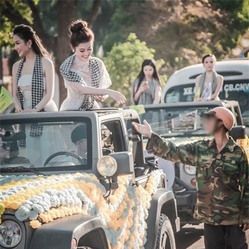 Á hậu Huyền My nắm tay kẻ chuyên sàm sỡ phụ nữ tại sự kiện?