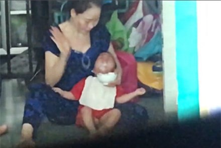 Bảo mẫu đánh trẻ mầm non: "Tôi đánh để chúng quên cơn ói"