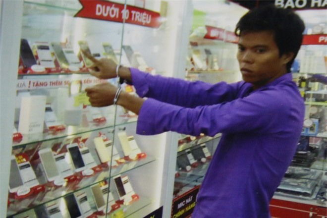 Bảo vệ táo tợn trộm lô điện thoại 1,5 tỷ để du lịch với bạn gái