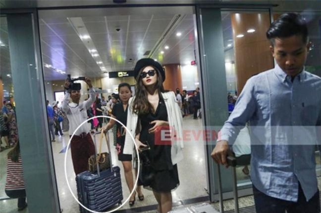 Hé lộ sự thật đằng sau bức ảnh Huyền My để mẹ xách đồ ở sân bay