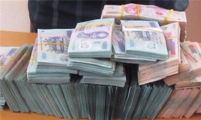 Vận chuyển 2 tỷ tiền mặt qua biên giới lấy công 2 triệu đồng