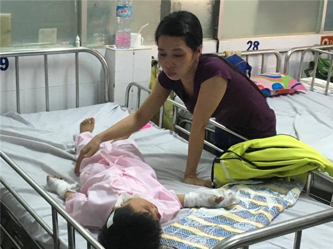 Nghịch ổ điện, bé trai 5 tuổi bị giật cháy đen bàn tay