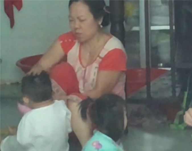 Phẫn nộ 2 bảo mẫu đánh đập trẻ mầm non dã man ở Sài Gòn