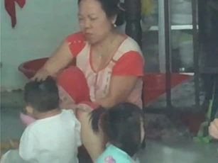 Phẫn nộ 2 bảo mẫu đánh đập trẻ mầm non dã man ở Sài Gòn