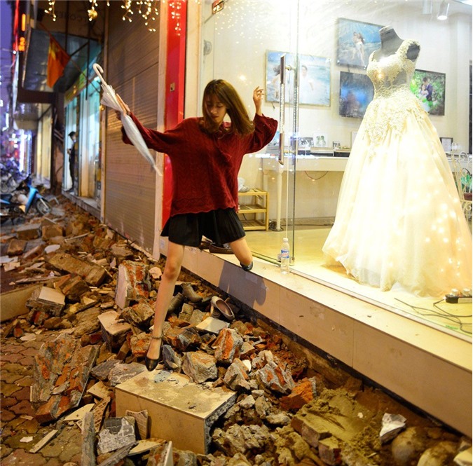 Xử phạt lấn chiếm vỉa hè: Hộ dân bắc cầu tạm để đi lại