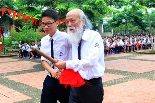 Hàng nghìn học sinh nổi trống mừng thầy Văn Như Cương xuất viện