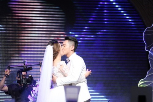 Mai Quốc Việt và vợ hôn nhau say đắm trong đám cưới
