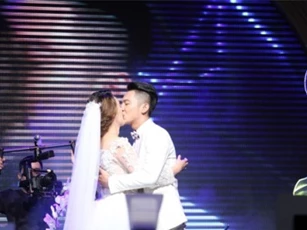 Mai Quốc Việt và vợ hôn nhau say đắm trong đám cưới