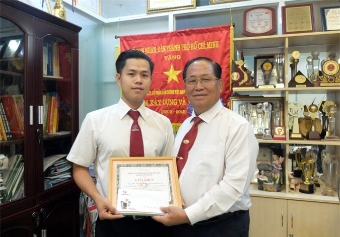 Nhặt được 250 triệu đồng, tài xế taxi trả lại người mất