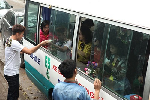 Quán bún chả trên xe khách bị xử phạt 2,5 triệu đồng