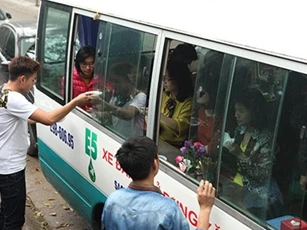 Quán bún chả trên xe khách bị xử phạt 2,5 triệu đồng