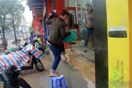 Xử phạt lấn chiếm vỉa hè: Người dân bắc ghế, kê thang vào nhà