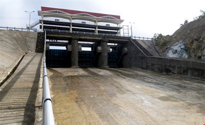 Ba thanh niên say rượu tự ý mở van hồ chứa gây lũ quét