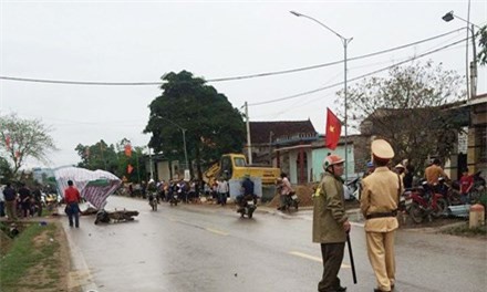 Chồng tử vong, vợ nguy kịch sau va chạm với máy xúc