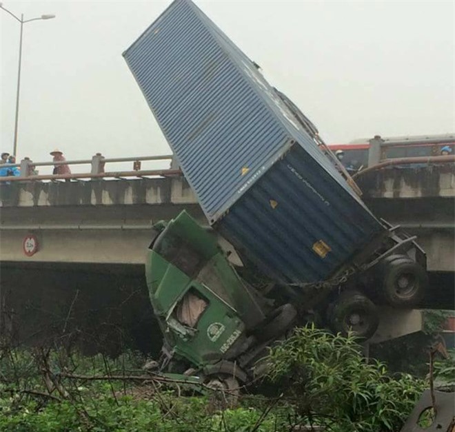 Container mất lái cắm đầu xuống chân cầu Thanh Trì