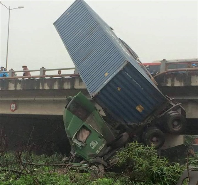 Hiện trường kinh hoàng container cắm đầu ở cầu Thanh Trì