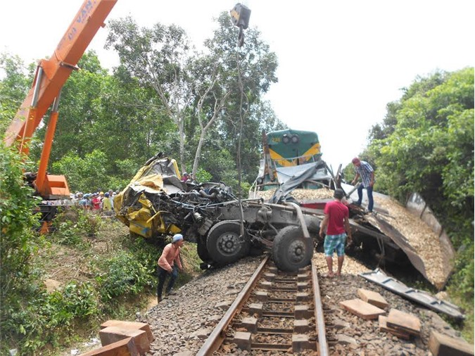 Kinh hoàng tàu hỏa kéo lê xe tải cả trăm mét, 1 người chết tại chỗ