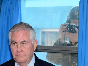 Ngoại trưởng Mỹ bất ngờ gặp "paparazzi" là binh sĩ Triều Tiên