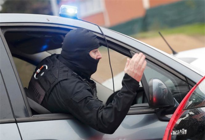 Nổ súng ở sân bay của Pháp, cảnh sát phát lệnh sơ tán khẩn