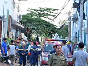 TP.HCM: Nổ xưởng sản xuất bóng đèn, 4 người bị thương