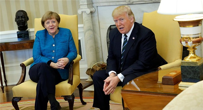 Trump cố tình từ chối bắt tay Merkel tại Nhà Trắng